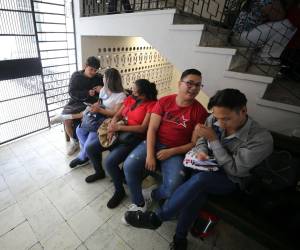 Los activistas quitan las cadenas del portón pero todos están presentes en el área administrativa de la Región.