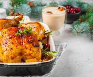 Por poseer una carne suave y sabrosa y por ser de bajo costo, el pollo ocupa un lugar especial en las celebraciones de Navidad y Año Nuevo.
