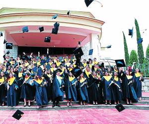 81 estudiantes celebraron por todo lo alto la culminación de estudios de secundaria.