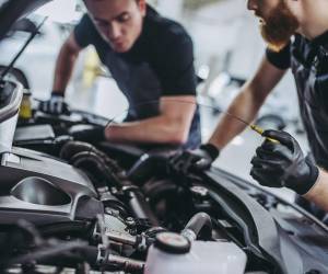 Compruebe hace cuánto le cambió el aceite al coche y cuántos kilómetros va a hacer esta Semana Santa.