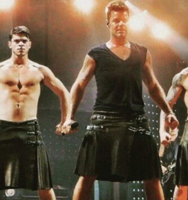 Ricky Martin y su falda causan revuelo