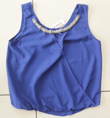 Incrustaciones de collar en su vestuario