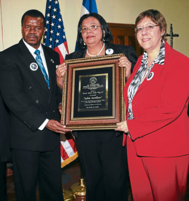 Entregan premio Martin Luther King a rectora de la UNAH