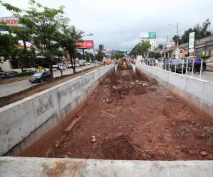 La obra de alivio vial ubicada en bulevar Suyapa apenas registra un avance del 55%. Autoridades municipales aseguran que el proyecto será inaugurado en 2026.
