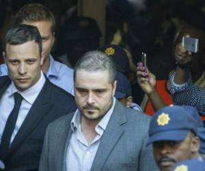 Momento en el que el atléta paraolímpico salía del tribunal en Pretoria. (Foto: AFP)