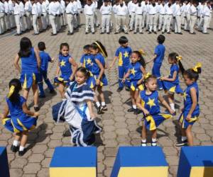 Las alumnas de primaria deleitaron a los presentes con diferentes bailes coreográficos con el fin de conmemorar los 196 años de independencia. Foto: cortesía CLAPS Producciones/San Miguel.