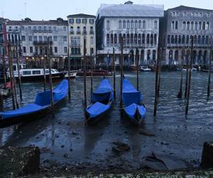 La reducción en las precipitaciones de un 40% respecto a la media en el norte de Italia está teniendo consecuencias en la laguna de Venecia, con algunos de sus canales luciendo casi secos durante la tarde, cuando se registran las mareas bajas.