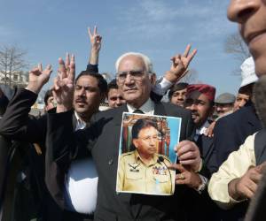 Seguidores de Pervez Musharraf le mostraron su apoyo ayer.