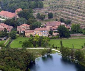 Su casa más grande es el Chateau Miraval, ubicada en la villa Brignol, muy cerca a Aix-en-Provence en Francia, que tuvo un valor aproximado de 60 millones de dólares, en 2008, cuando la adquirieron. Foto: AFP