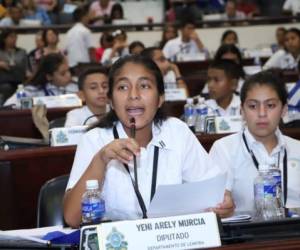 La niña diputada de Lempira, Yeny Murcia, proponiendo que las bibliotecas se hagan en toda Honduras.