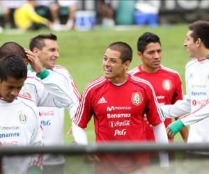 Javier 'Chicharito' Hernández (c) bromea con sus compañeros de equipo hoy, martes 3 de agosto de 2013, durante un entrenamiento en el Centro de Alto Rendimient (CAR) de Ciudad de México (México). EFE