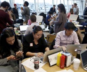 Decenas de abogados se dieron cita en restaurante del Aeropuerto Internacional John F. Kennedy de Nueva York para asistir legalmente a migrantes afectados por el decreto de Donald Trump, foto: AP.