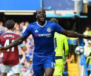 El jugador Víctor Moses celebra el tercer gol que sella el triunfo del Chelsea, foto: AFP.