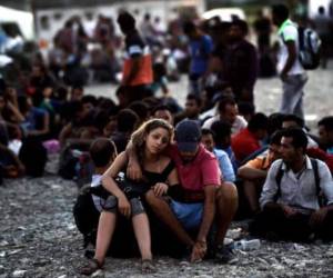 Una pareja siria espera un tren junto a otros migrantes a finales de agosto