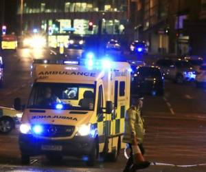 Servicios de emergencia de Mánchester acuden al concierto tras registrarse dos explosiones que dejaron varios muertos y cientos de heridos. Fotos: AP.