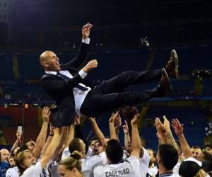 Zidane no solo triunfó como jugador del Real Madrid, sino también como director técnico de este equipo español ahora con once copas de Champions League, foto: AFP.