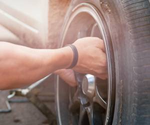 Si una llanta se le sale mientras conduce existe la posibilidad de que pierda el control del auto o que se vuelque.