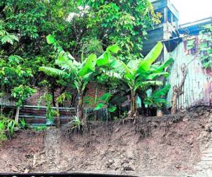 La caída de un muro de ladrillo destruyó parte de esta vivienda que es habitada por cinco personas en la colonia Nueva Esperanza. Foto: Jimmy Argueta/El Heraldo.