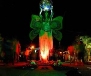 Las imponentes esculturas que develan la creatividad de los artistas locales son quemadas luego de tres días de exhibición.