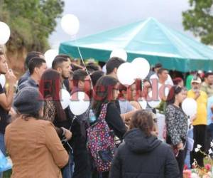 El sepelio de Elmer Cárcamo fue concurrido y sus más cercanos familiares expresaron distintas muestras de pesar por lo ocurrido en el último momento. (Foto: El Heraldo Honduras/ Noticias Honduras hoy)