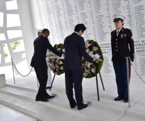 Barack Obama y el primer ministro japonés, Shinzo Abe, homenajearon este martes en el memorial 'USS Arizona' (Foto: AFP/ El Heraldo Honduras / Noticias de Honduras)