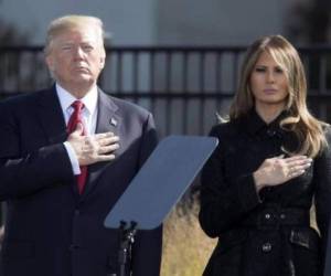 Poco antes del acto en el Pentágono, Trump y su esposa Melania observaron un minuto de silencio en los jardines de la Casa Blanca.