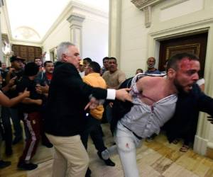 El Parlamento de Venezuela, de mayoría opositora, llamó a los ciudadanos y a la comunidad internacional a defender la democracia, al acusar al gobierno de dar un 'golpe de Estado' con la suspensión del proceso de referendo revocatorio contra el presidente Nicolás Maduro (Foto: AFP)