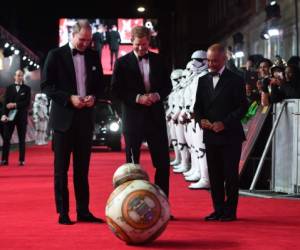 Los dos príncipes habrían salido en algunas tomas de la película disfrazados de stormtroopers, según algunas informaciones que comenzaron a circular después de que visitaran el rodaje en abril de 2016. (Foto: AFP/ El Heraldo Honduras/ Noticias Honduras hoy)