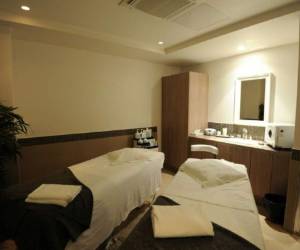 Además de cambiar su política, el spa accedió a pagar 5,.000 dólares por daños al demandante y una multa de otros 5.000 al Tesoro de Estados Unidos.