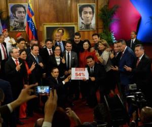 El presidente venezolano, Nicolás Maduro (C) posa para fotos con un grupo de gobernadores electos luego de una conferencia de prensa con corresponsales de medios internacionales en el Palacio Presidencial de Miraflores en Caracas en octubre. Agencia AFP.