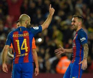 Javier Mascherano celebrates con Paco Alcacer. / AFP PHOTO / LLUIS GENE
