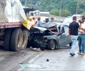 En la escena de la tragedia, las autoridades encontraron la revisión del carro a nombre de José Ramón Pineda Aguilera. Foto: Cortesía Red Informativa.