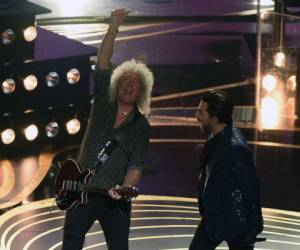 Los integrantes de Queen se acompañaron del actor Adam Lambert para interpretar We Are the Champions.