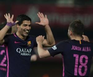 Barcelona's Uruguayan forward Luis Alberto Suarez (L) celebrates with defender Jordi Alba after scoring during the Spanish league football match Granada FC vs FC Barcelona at Nuevo Los Carmenes stadium in Granada on April 2, 2017. / AFP PHOTO / JORGE GUERRERO