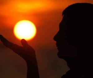 Una impresionante foto del astro en manos de un nativo en las islas de Cayos Cochinos, en la zona insular de Honduras, foto: EL HERALDO