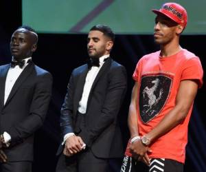 El delantero del Dotmund, Pierre-Emerick Aubameyang, lució este atuendo en la gala de premiación al mejor jugador africano (Foto: Redes / El Heraldo Honduras / Deportes El Heraldo)