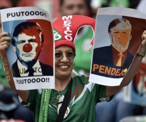 Ondeando dibujos del presidente de Estados Unidos, Donald Trump, con nariz de payaso y la leyenda 'Puuutooo', miles de mexicanos y algunos estadounidenses asistieron al Azteca. Foto: AFP.