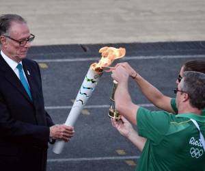 Carlos Nuzman, presidente del Comité Organizador de los Juegos de Rio, recibe el fuego olímpico en Panathinean.