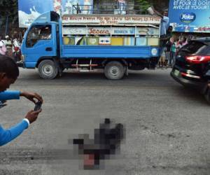 'La población rodeó al tipo, le colocaron llantas alrededor de su cuerpo, lo rociaron con gasolina y le prendieron fuego', agregó este conductor de taxi-moto.