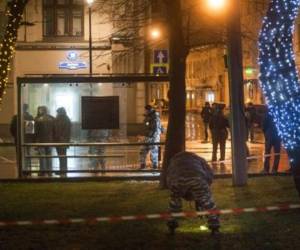 Agentes de policía investigan en los alrededores de la parada de autobús en la calle Pokrovka, cercana a la Plaza Roja de Moscú. AP