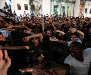 Los jóvenes se concentraron en la escalinata de la Universidad de La Habana, acompañados por el presidente del Parlamento, Esteban Lazo, y los “comandantes” históricos Ramiro Valdés y José Ramón Machado Ventura.