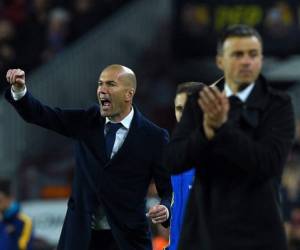 Zidane se mantuvo a la expectativa de su equipo durante los 90 minutos del encuentro ante el Barcelona, foto: AFP.