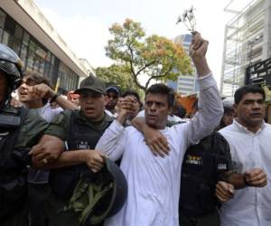 Leopoldo López el día de su arresto en febrero de 2014. Este 08 de julio se le otorgó arresto domiciliario. (AFP)
