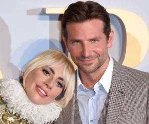 Lady Gaga y Bradley Cooper posan en la premier de 'A Star is Born'. (Foto: AFP)