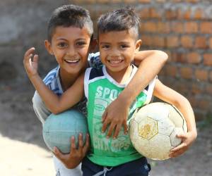 Arnaldo y Jafeth Soto sueñan que Santa cambiará sus viejos balones de fútbol por otro nuevo en esta Navidad.