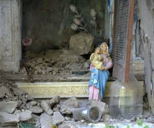 Estatua de la Virgen Marí estáintacta , después del terremoto en Italia