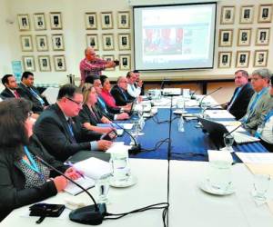 Los vicecancilleres de Honduras y Guatemala en la reunión.