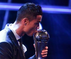Real Madrid and Portugal forward Cristiano Ronaldo kisses the trophy after winning The Best FIFA Men's Player of 2017 Award during The Best FIFA Football Awards ceremony, on October 23, 2017 in London. / AFP PHOTO / Ben STANSALL