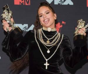 La cantante española Rosalía posa con premios en la Sala de Prensa durante los MTV Video Music Awards 2019 en el Prudential Center en Newark, Nueva Jersey, EE. UU., 26 de agosto de 2019. Foto: Agencia EFE.