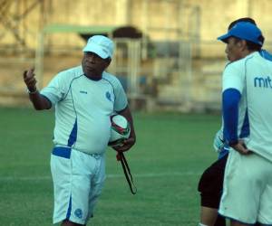 El técnico hondureño de los salvadoreños mientras daba indicaciones antes de iniciar una práctica la semana pasada, durante el último microciclo de la Azul y Blanco en el Proyecto Gol de la capital...